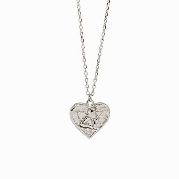 Collar de mujer con un ángel en el corazón. plateado
