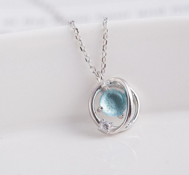 Collar de mujer con un planeta 3