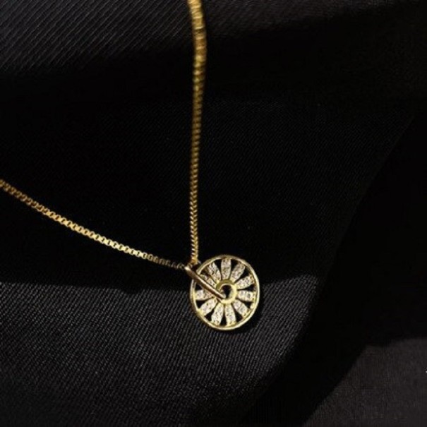 Collar de mujer con una flor dorado
