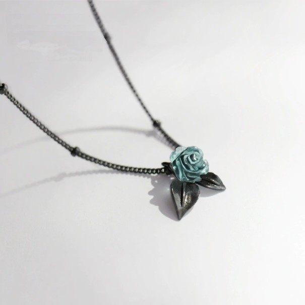 Collar de mujer con una rosa 1