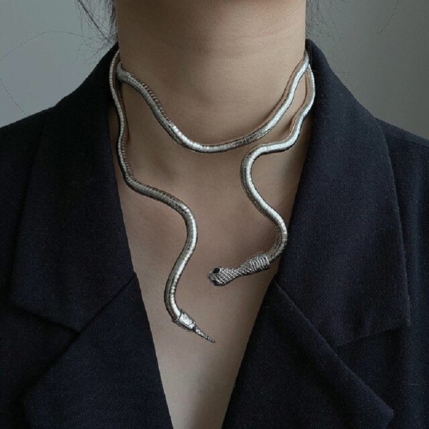 Collar de serpiente para mujer plateado