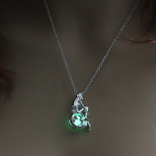 Collar luminoso de mujer con criaturas marinas 7