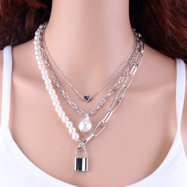 Collar masivo de mujer con perlas y candado. plateado