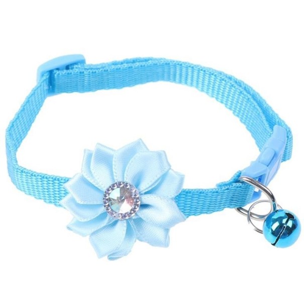 Collier avec fleur et grelot bleu clair