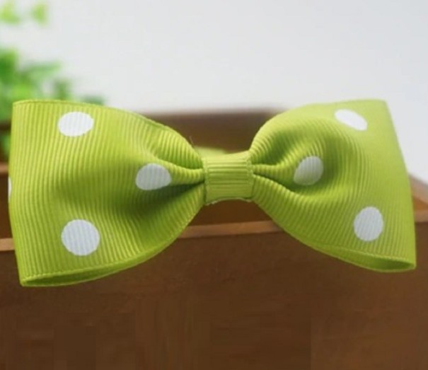 Collier avec nœud papillon C766 vert clair