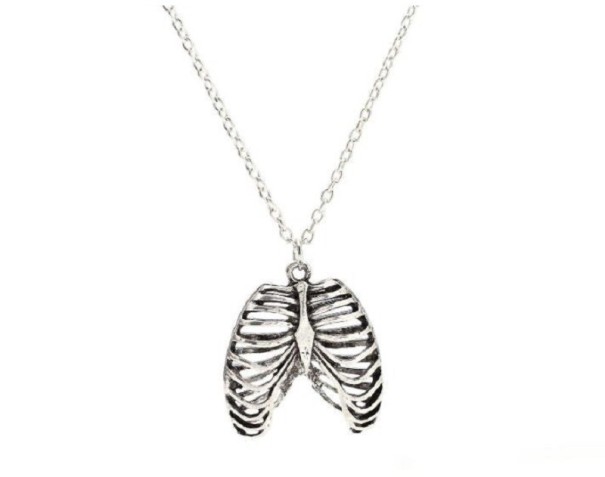 Collier avec pendentif en forme de côte 1