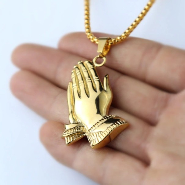 Collier avec pendentif mains doré