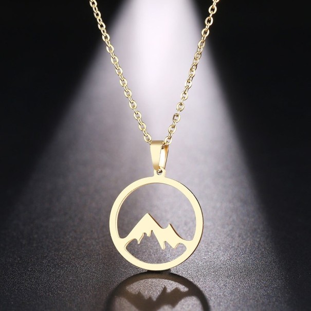 Collier avec pendentif montagne doré