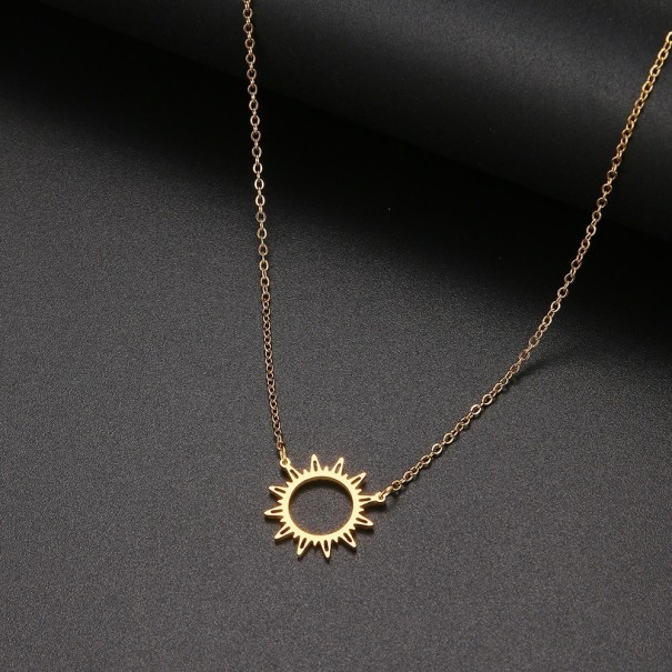 Collier de femme soleil doré