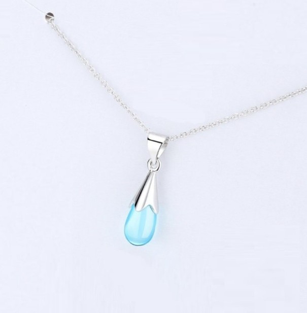 Collier féminin avec pendentif D625 1
