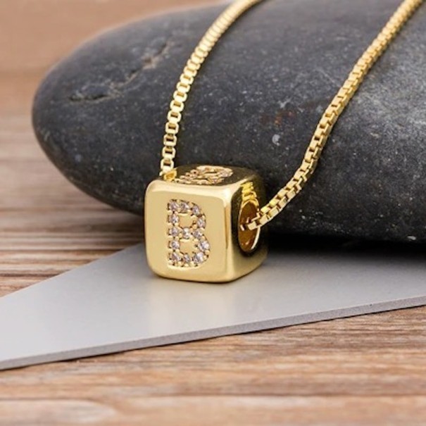 Collier femme avec lettre sur cube B