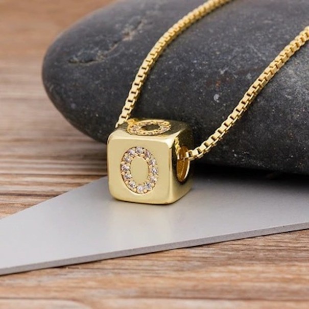 Collier femme avec lettre sur cube O