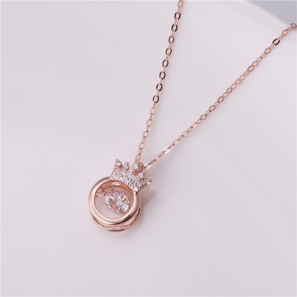 Collier femme avec pendentif couronne vieux rose