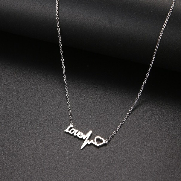 Collier femme avec pendentif love argenté