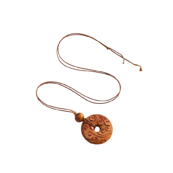Collier femme pendentif en bois rond motif sculpté trou au centre cordon réglable bois pour un usage quotidien 1