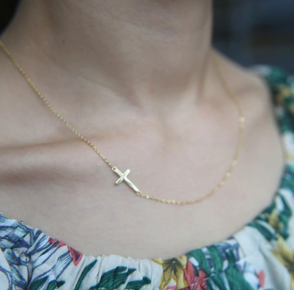 Collier pour femme avec croix doré