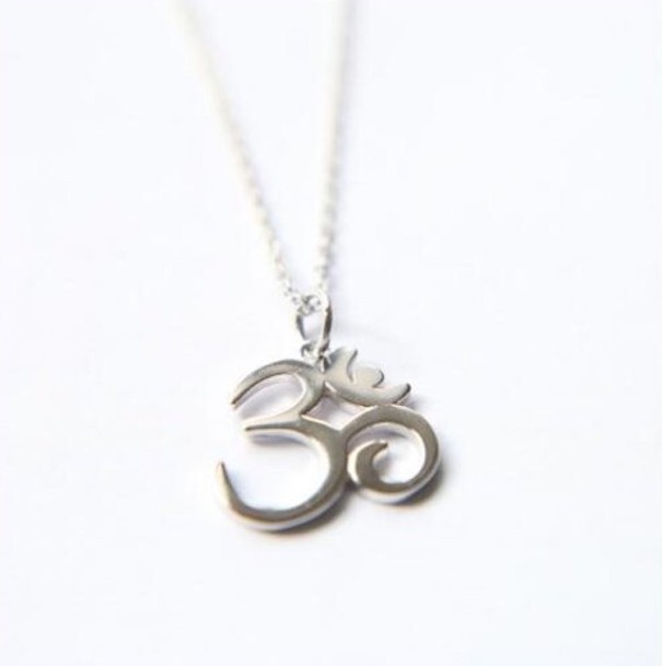 Collier pour femme avec pendentif Om argenté