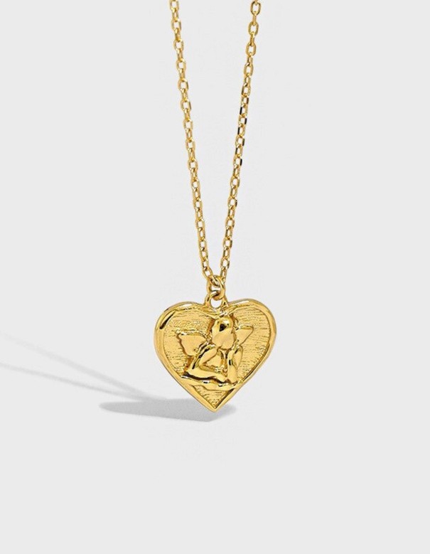 Collier pour femme avec un ange dans un cœur doré