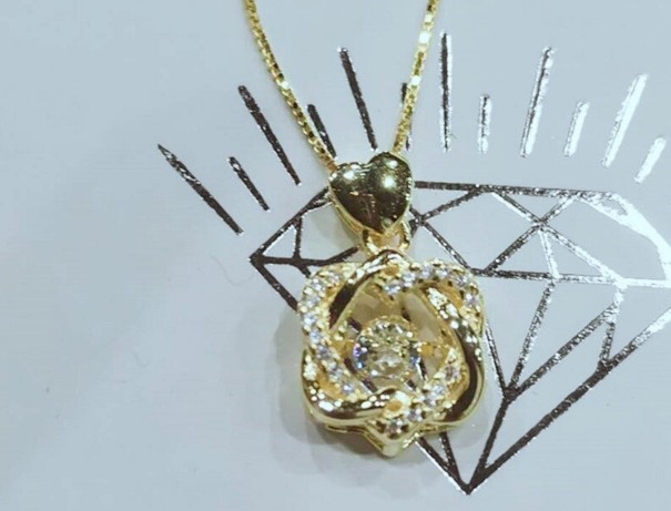 Collier pour femmes avec cœurs doré