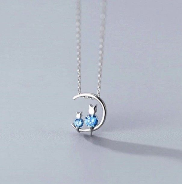 Collier pour femmes avec des chats sur la lune 1