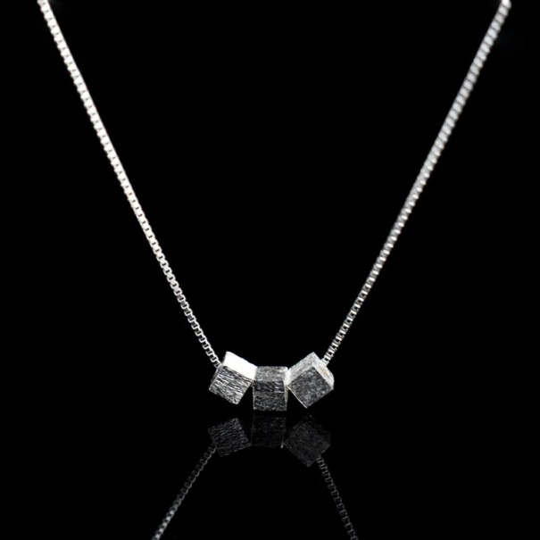 Collier pour femmes avec des cubes 1