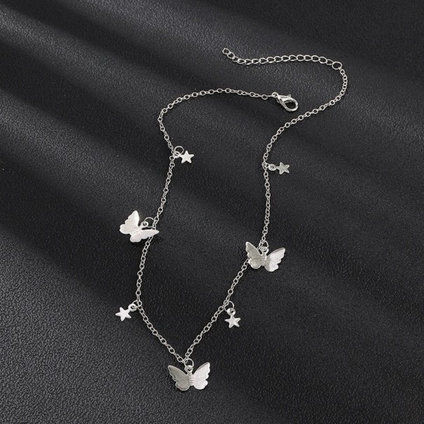 Collier pour femmes avec des étoiles et des papillons argenté