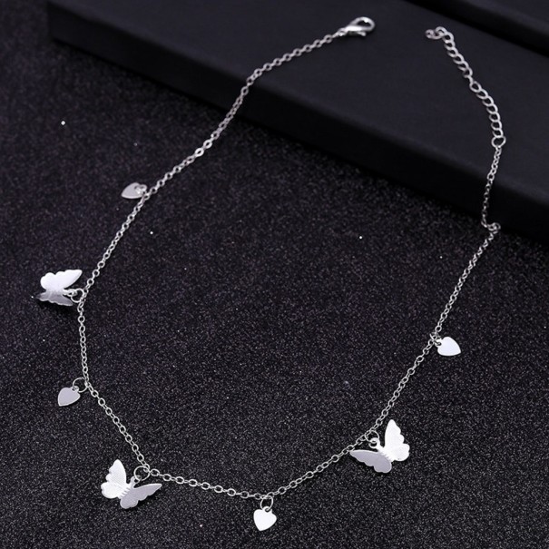 Collier pour femmes avec des papillons et des cœurs argenté