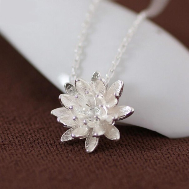 Collier pour femmes avec lotus argenté