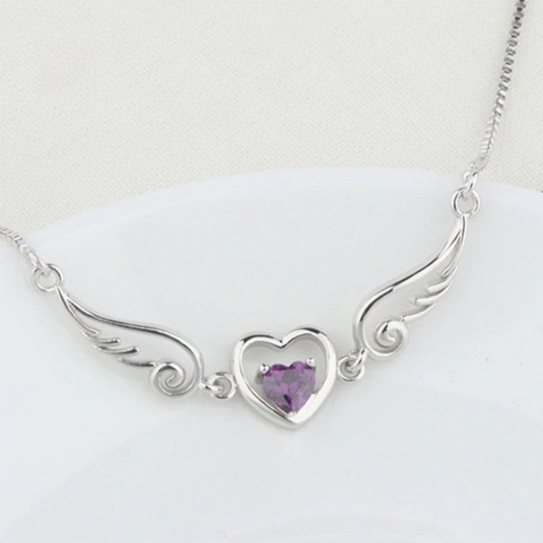 Collier pour femmes avec un cœur ailé J85 1