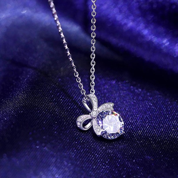 Collier pour femmes avec un nœud argenté