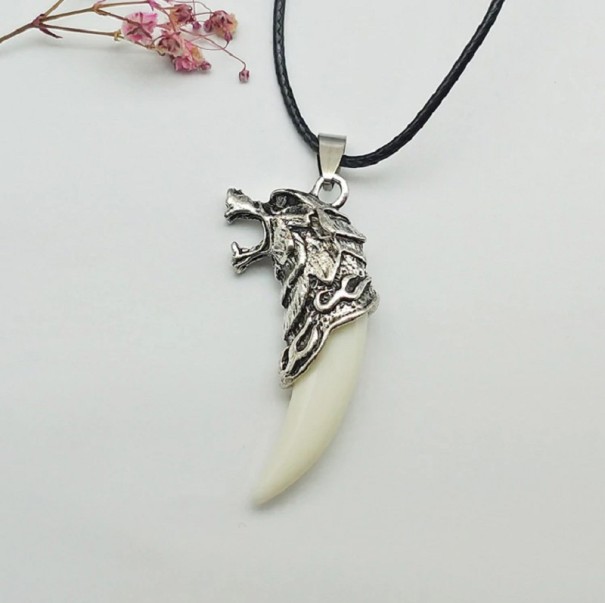 Collier pour homme avec une dent de loup blanc 1