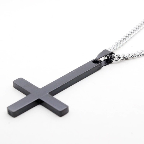 Collier pour homme croix inversée noir