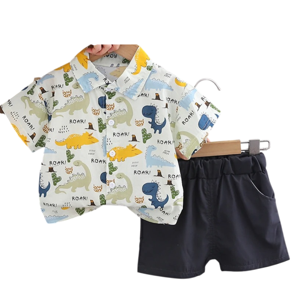 Completo da bambino con camicia bianca con dinosauri e pantaloni corti neri con elastico e tasche, colletto a V, bottoni 3