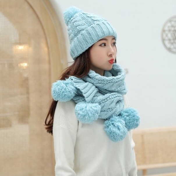 Conjunto de inverno feminino de gorro e cachecol azul claro