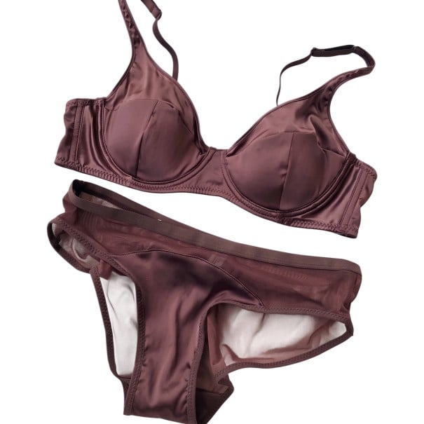Conjunto de lencería para mujer con aspecto de satén brillante, sujetador con aros y costuras en las copas y bragas con laterales de malla marrón M