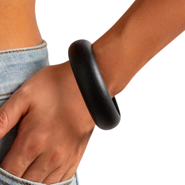 Conjunto de pulseiras de madeira para senhora com 2,5 cm de largura em madeira natural liso pulseiras rígidas para uso diário e combinação preto