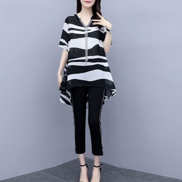 Conjunto feminino blusa e calças Blusa solta com decote em V e bainha assimétrica Padrão ondulado preto e branco Calças pretas encurtadas 3XL