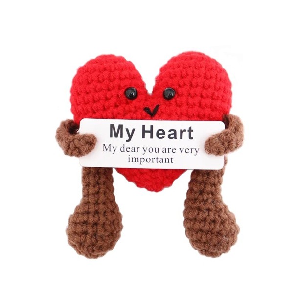 Corazón rojo tejido a crochet con brazos y piernas Adorno hecho a mano con inscripción Energía positiva Regalo original Diseño alegre 1