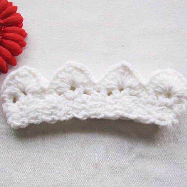 Corona infantil tejida a crochet A475 marfil