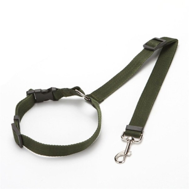 Correa de seguridad para perro en el coche verde militar