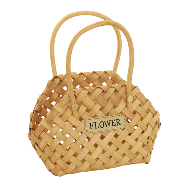 Coșuleț împletit cu mânere din ratan de salcie pentru decorare și depozitarea obiectelor mici în gospodărie și pentru flori bej
