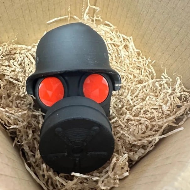 Couvre boule d'attelage masque à gaz avec casque 8,5x11 cm protection et décoration pour attelage de voiture SUV pickup rouge