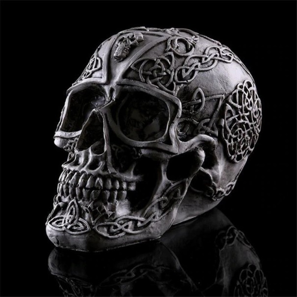 Craniu decorativ cu ornamente 1