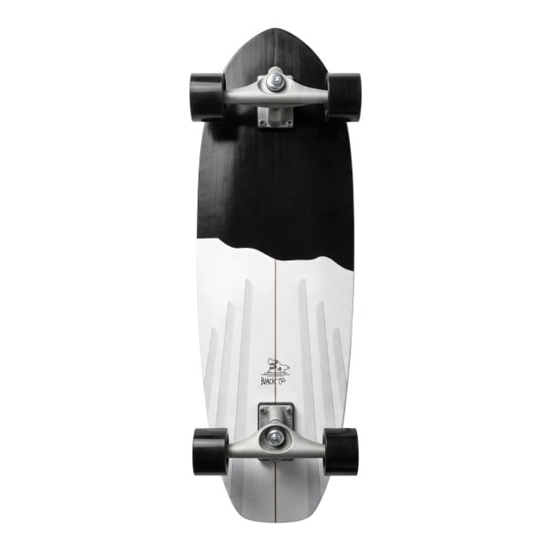 Cruiser skateboard Se zvednutým nosem i tailem Délka 82,6 cm Protiskluzový grip Černobílý s černými koly Na město a cyklostezky 1