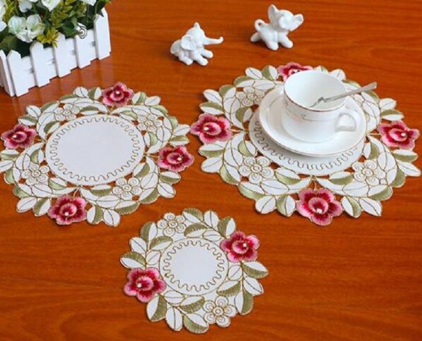 Csipke tányéralátét rózsákkal C246 15 cm