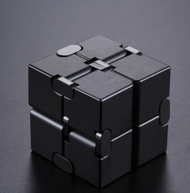 Cub metalic antistres negru