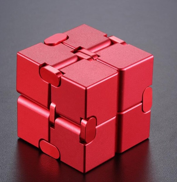 Cube en métal anti-stress rouge