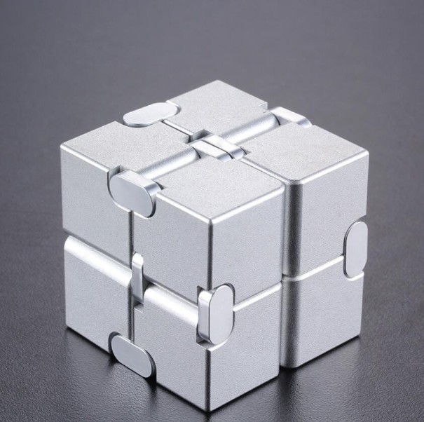Cubo de metal antiestrés plateado