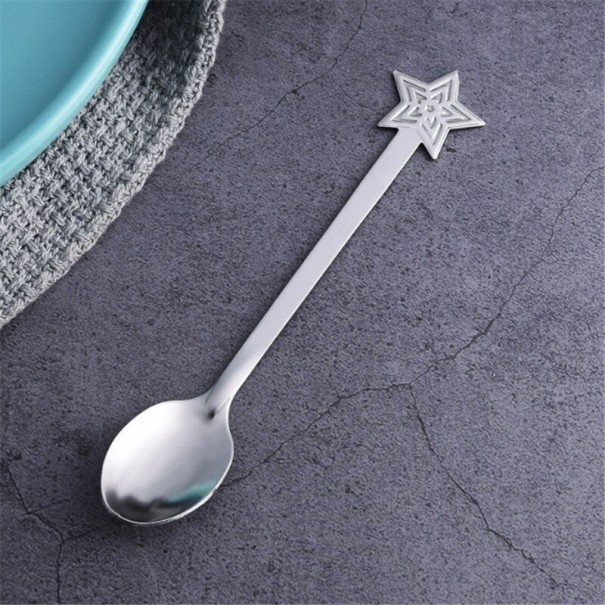 Cucchiaino da tè con motivo natalizio sulla fine del manico Decorazione piatta modellata Acciaio inossidabile Colore argento Lunghezza 13 cm Per 4