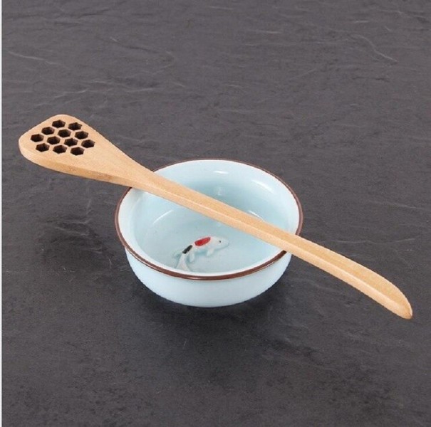 Cuchara de madera para miel marrón claro